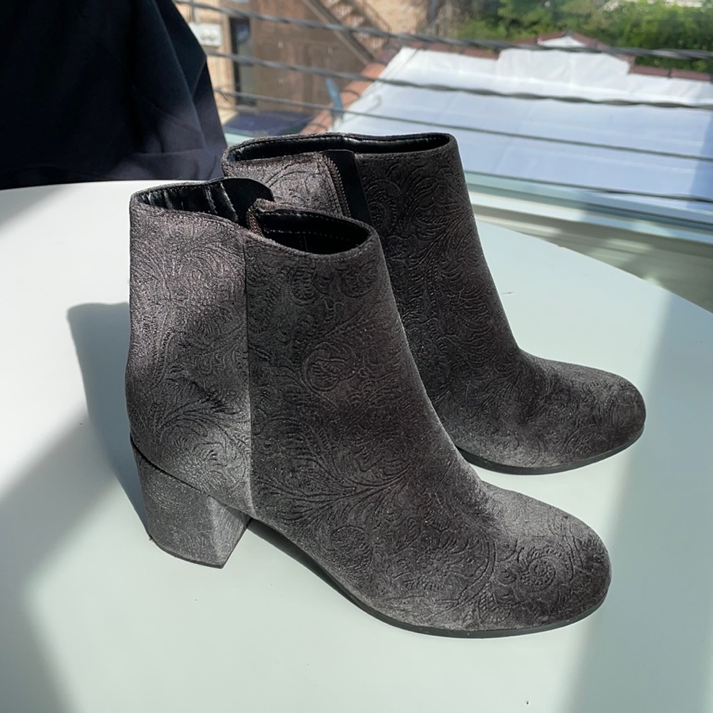 Velvet patterned boots